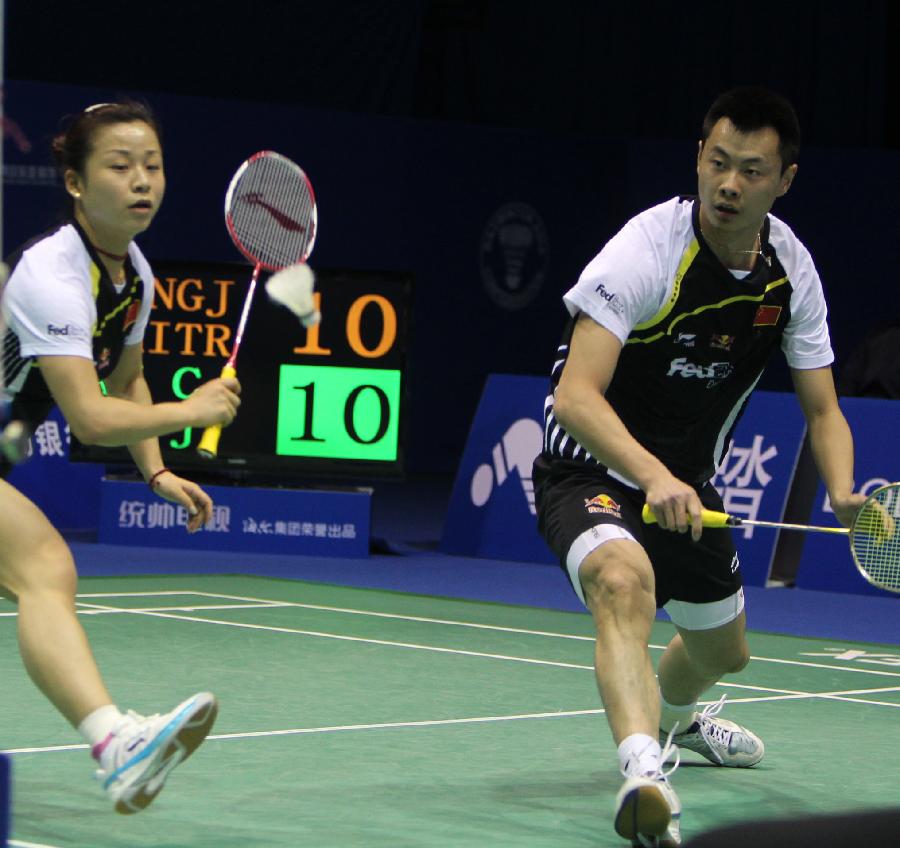 他与球员间 他与球员间