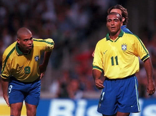 站位更加自 站位更加自